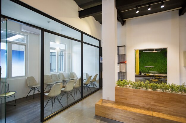 Exploring the versatility and benefits of commercial glass partitions in modern office design